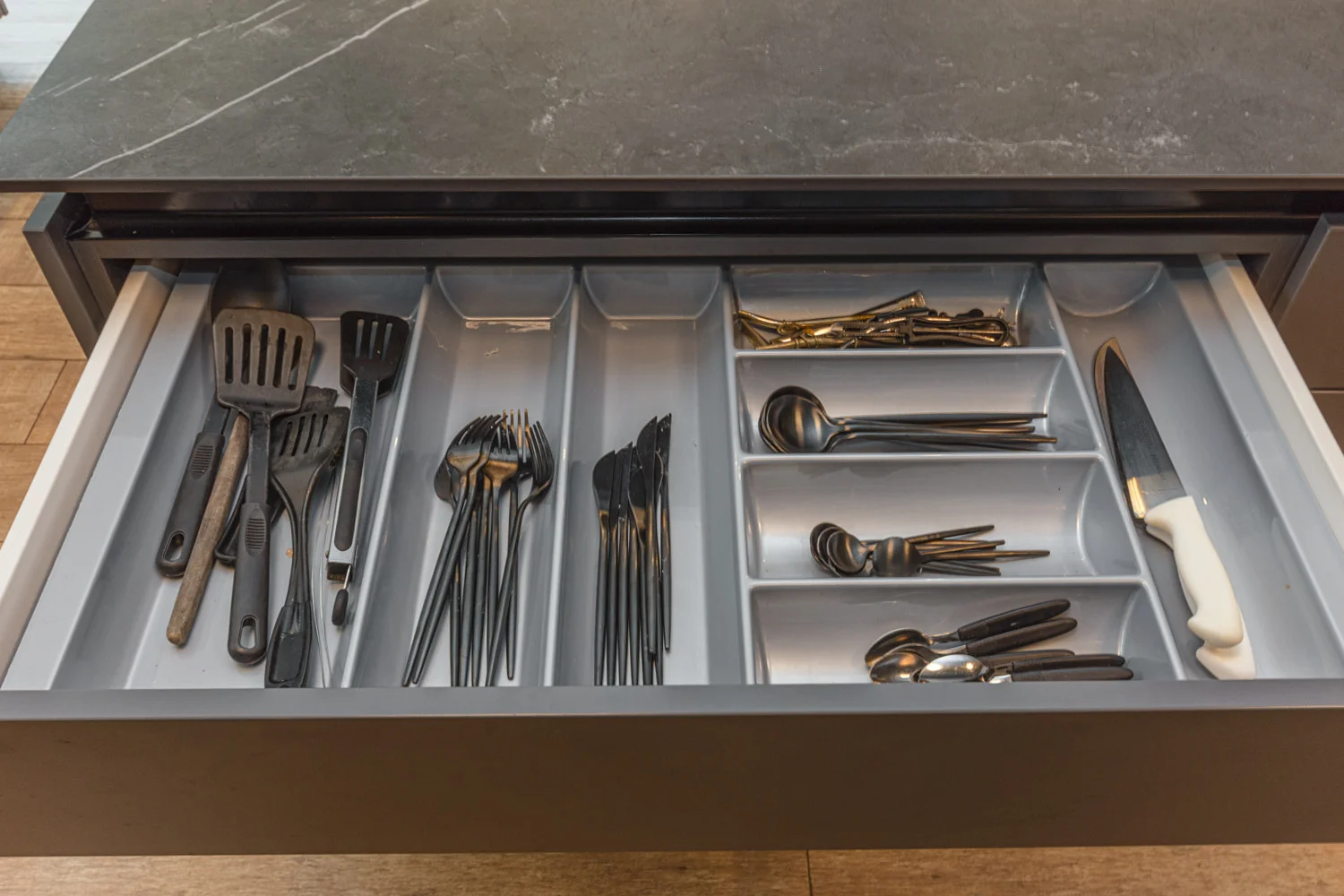 Cajón de cocina con cubiertero gris