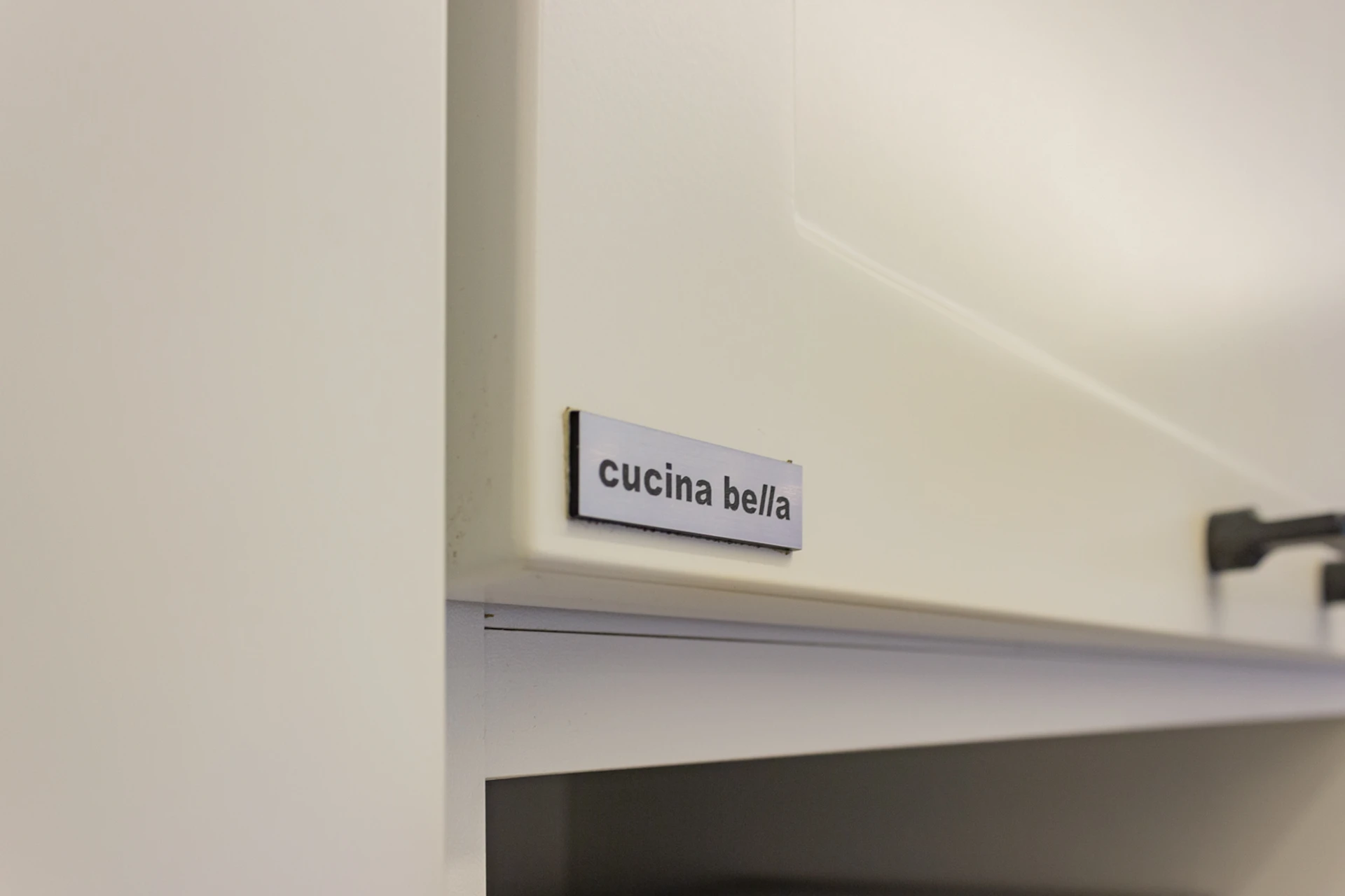 Interior de mueble de cocina con la marca Cucina Bella