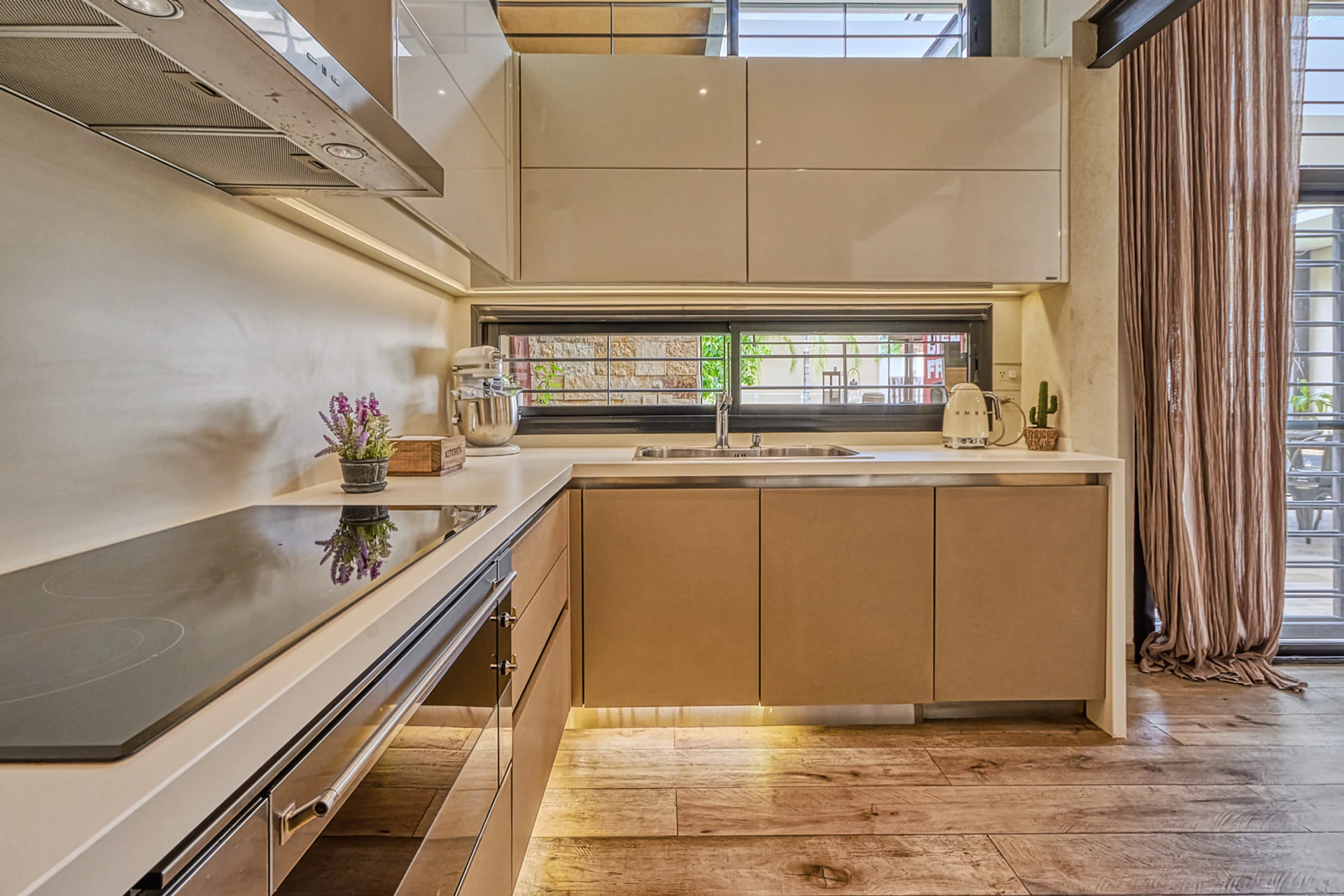 Cocina en U con mesada continua e iluminación bajo alacena