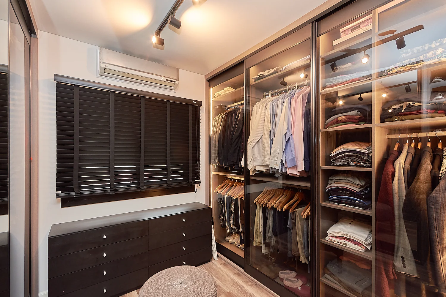 Vestidor a medida con iluminación y ropa colgada