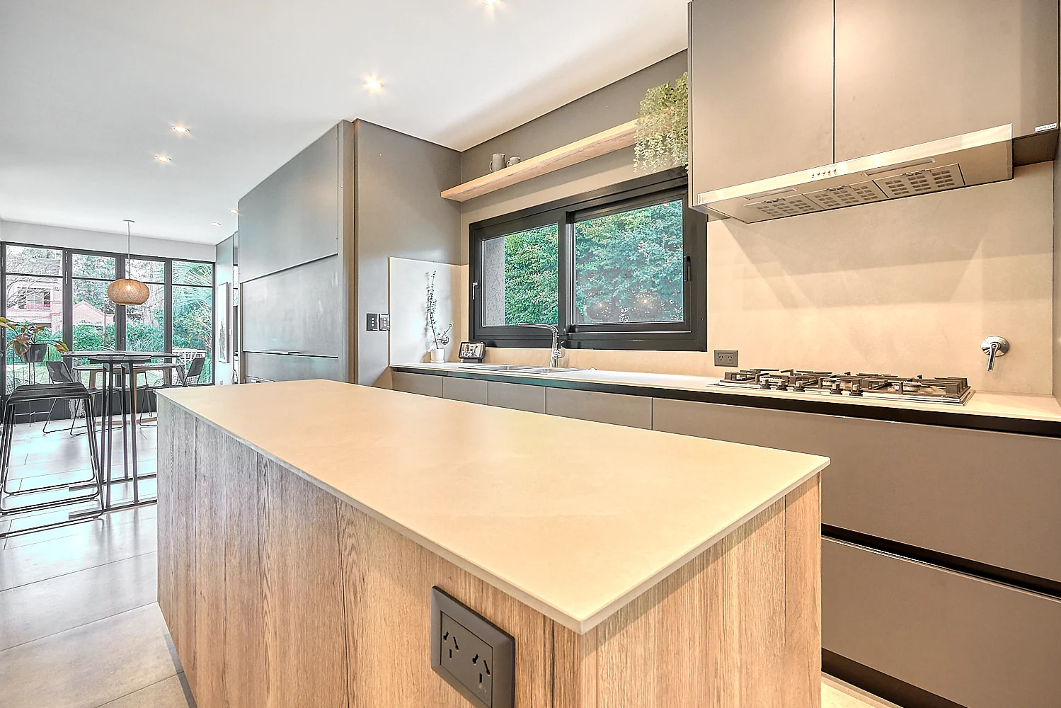 Cocina moderna con isla de madera y frentes grises